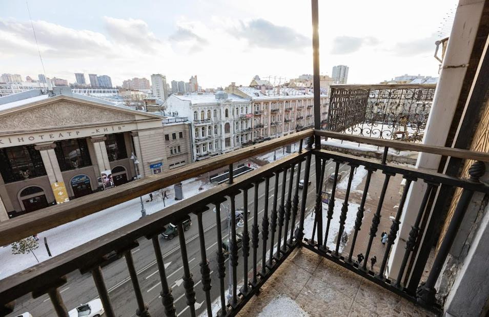 911 Apartments Antonovichа Kyiv Exterior photo